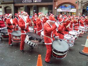 Drummers_at_the_Liverpool_Santa_Dash_2009